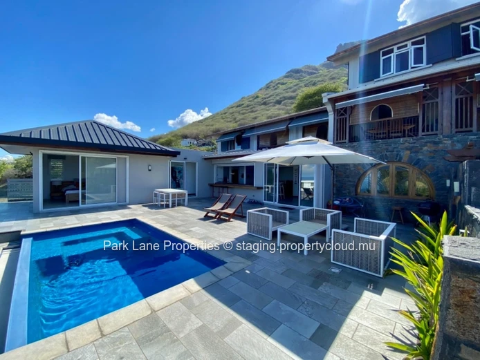 Villa d'exception en flanc de montagne avec vue mer