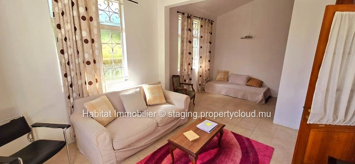 HOUSE TO RENOVATE This house of 250m2 on a plot of land of 888 toises is located in a highly residential area in Flor...