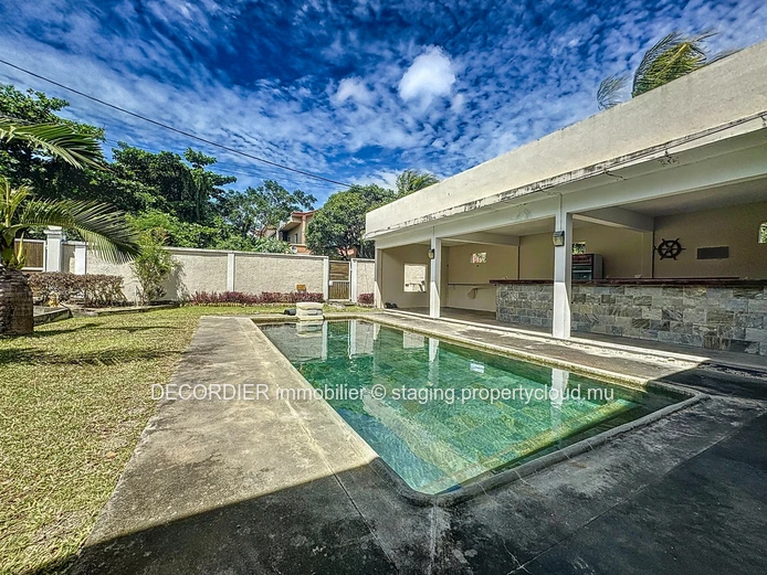 Grande maison individuelle avec piscine et jardin