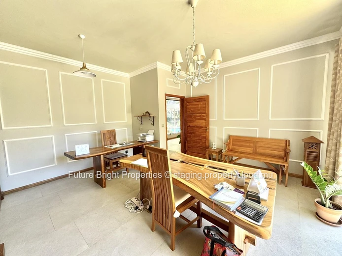 A Sanctuary of Serenity in the Heart of an Enchanting Domaine: An Elegant Haven Embracing Authentic Nature