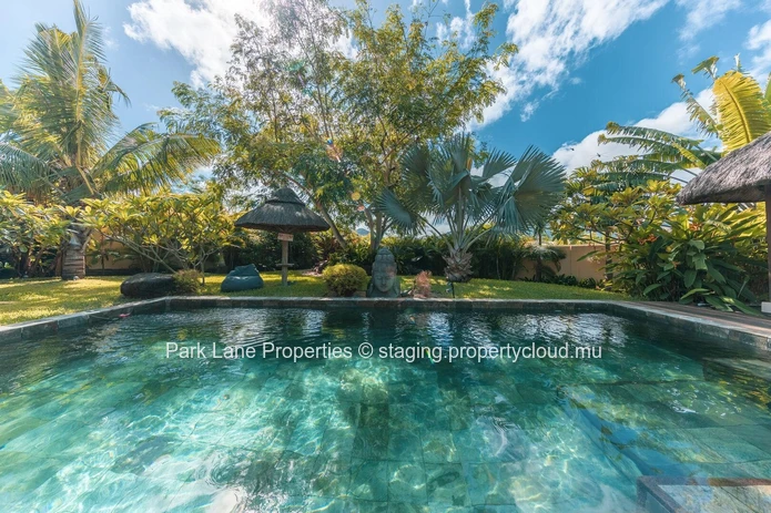 Mountain Retreat Oasis: Tropical Luxury Villa with Resort Amenities