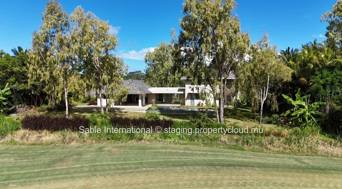 Villa RES à vendre à Beau Champ, 589m² habitable, 2.400m² terrain, 5 chambres, piscine privée, accès mer, salle de gym.