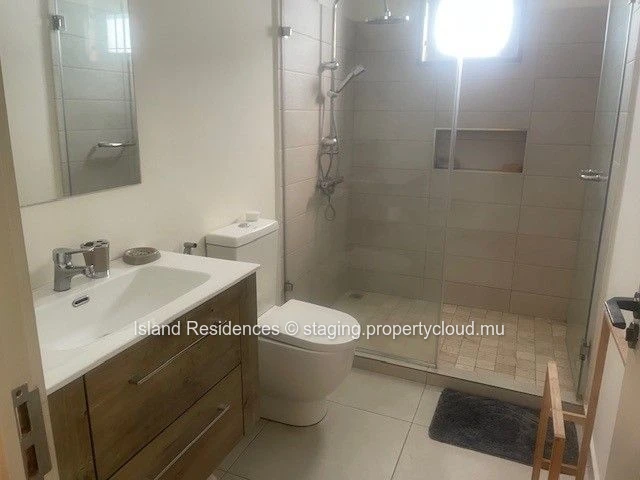 Single-story furnished house with 3 bedrooms, pool and parking