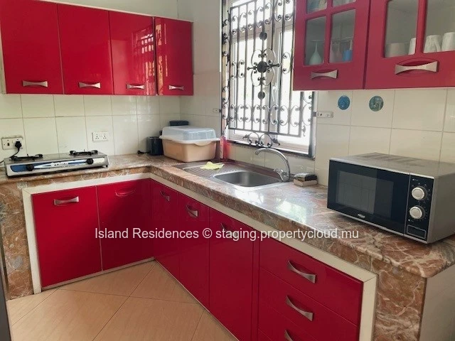 Furnished house in a good residential area. 4 bedrooms, swimming pool and parking.