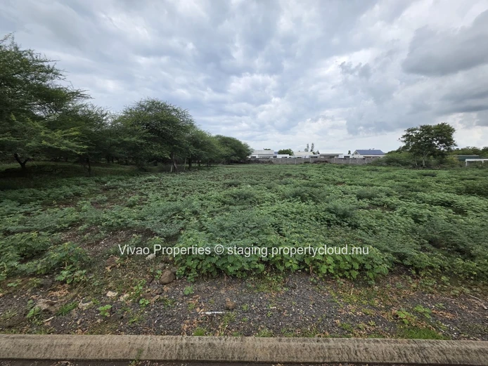 Terrain résidentiel de 3083m2 à vendre en Morcellement sécurisé à Tamarin, vue montagnes. Prix Rs.