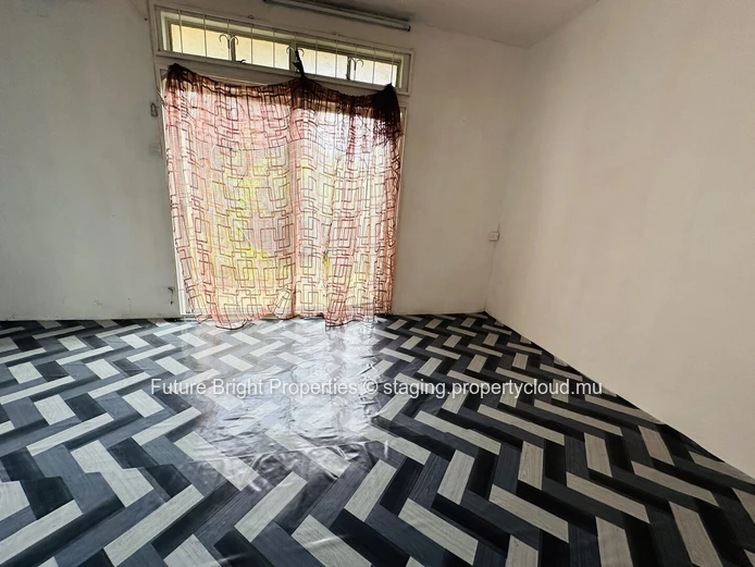 À vendre : Maison de 3 étages avec 6 chambres, idéale pour un investissement.