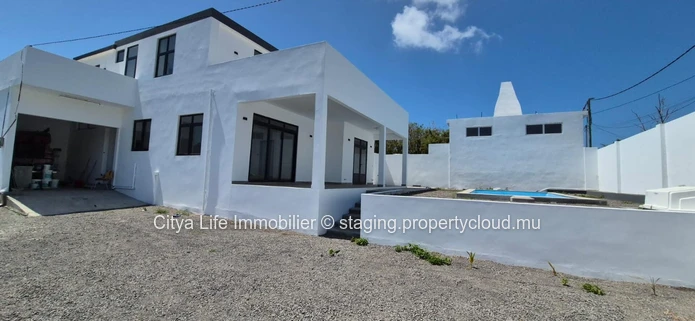 Maison à vendre à Grand Gaube, 250m², terrain de 520m², 4 chambres, piscine privée. Prix : Rs.