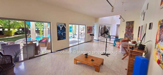 Discover this spacious furnished and equipped house of 350 m², on a plot of 233 toises (20 perches), just a few minut...
