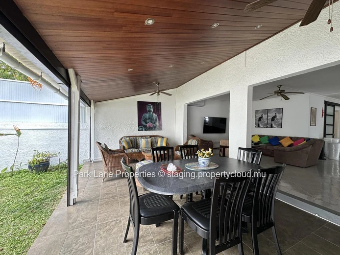 Live in the heart of Grand Bay, close to all commodities!