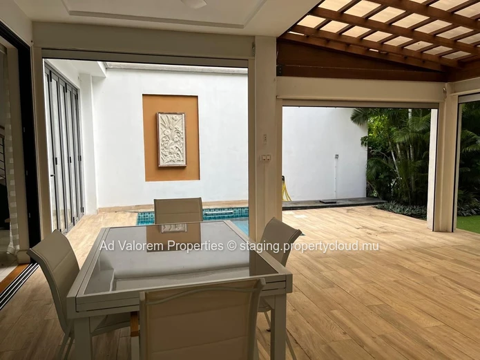 Appartement d’angle avec jardin, terrasses et piscine!