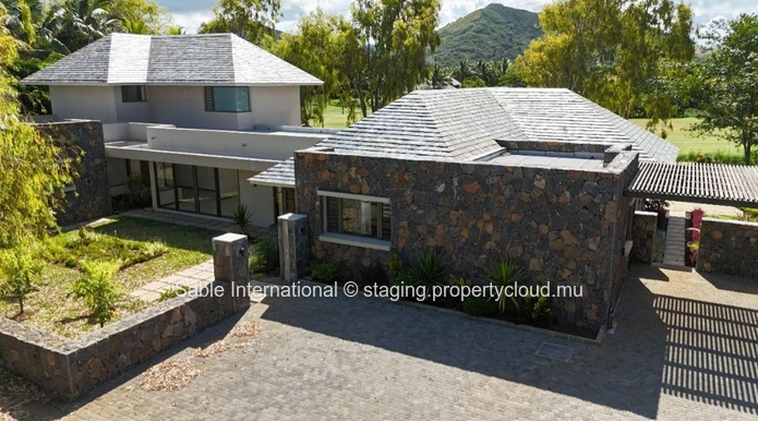 Villa RES à vendre à Beau Champ, 589m² habitable, 2.400m² terrain, 5 chambres, piscine privée, accès mer, salle de gym.
