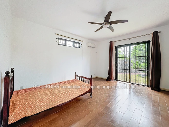 Unique opportunity: house with apartments, studio and sea view!