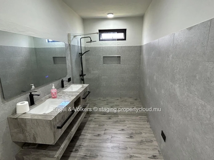 Modern 4-Bedroom House for Rent in Cap Malheureux – Private Pool & Rooftop Terrace