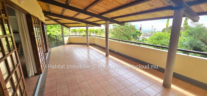 A VENDRE - Belle maison non meublée de 371 m2 sur un terrain de 286 toises à Floréal