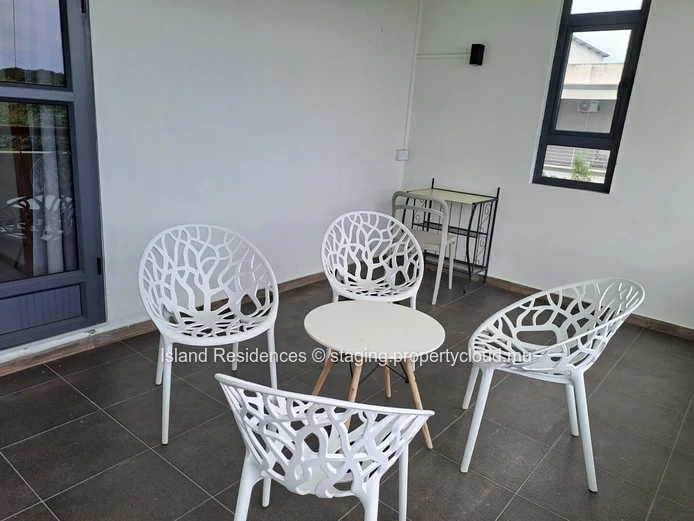 Recent fully furnished house with 3 bedrooms, pool and carport