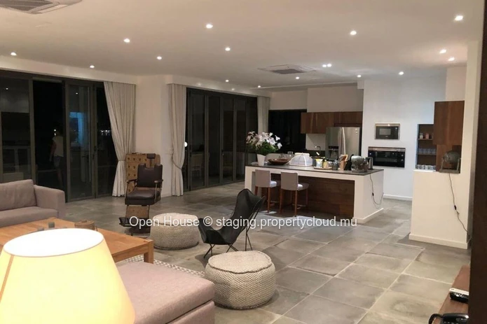 Penthouse pieds dans l'eau, 4 chambres, 4 salles de bain, piscine, vue sur la mer. Grand Baie. Marché local uniquement