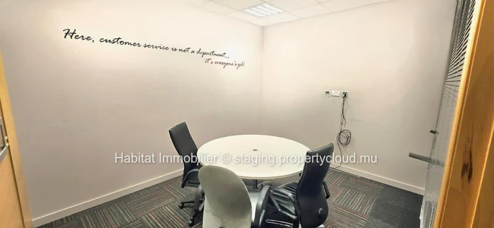 To rent : This air-conditioned furnished office of 984 m² is located in the heart of the prestigious business centre ...