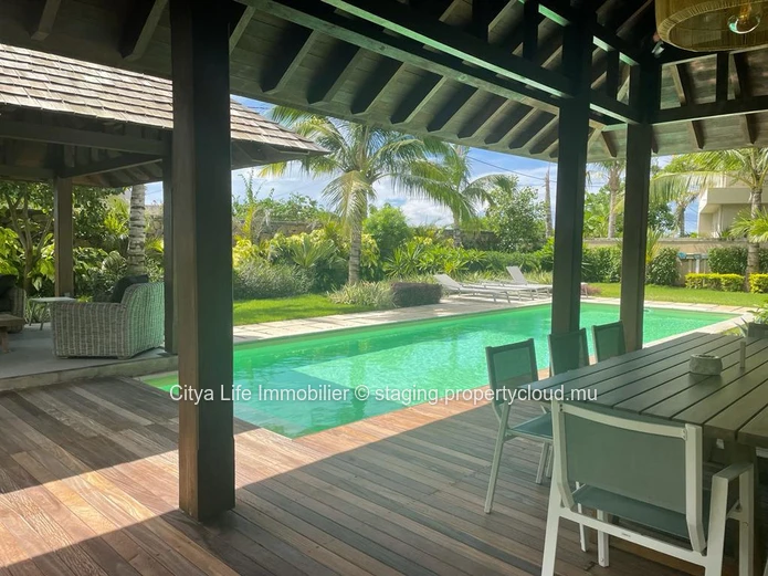 Villa PDS à vendre à Grand Gaube, 365m² habitables, terrain 1.076m², 4 chambres, piscine privée. Proche écoles, comme...
