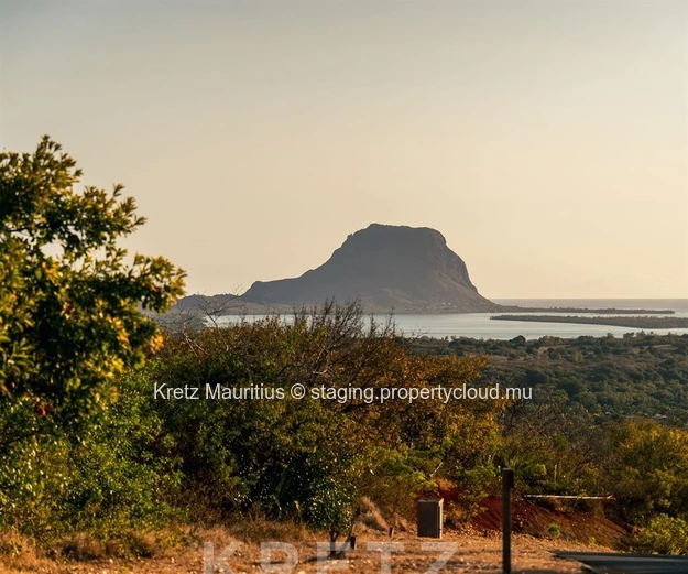 Contemporary 4-bedroom villa with panoramic views of the ocean and Le Morne