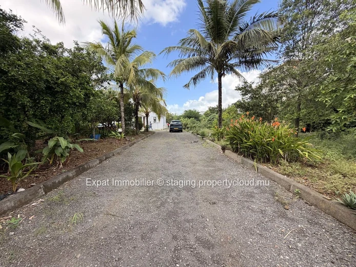 3-Bedroom Detached Villa for Rent – Pereybere, Large Tropical Garden