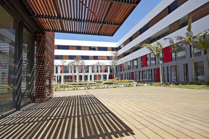 Bureau à vendre à Ebène, 95m², parking, balcon, proche écoles et hôpital, climatisé, ascenseur. Prix Rs. Accessible a...