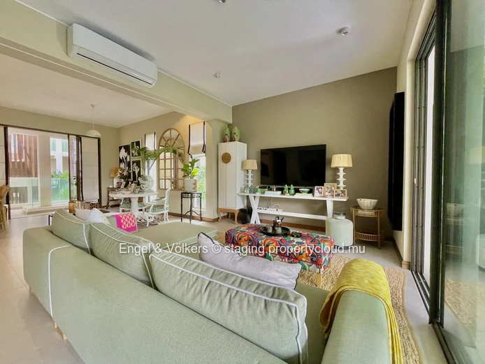 Elegant Coastal Apartment with Rooftop Pool & Sea Views