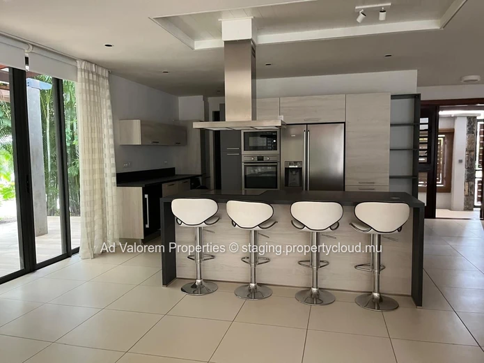 Appartement d’angle avec jardin, terrasses et piscine!