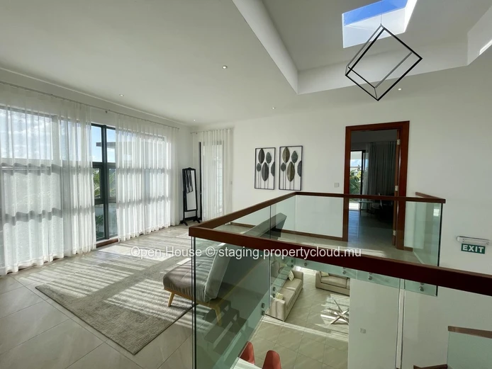 VILLA PDS à louer, Grand Baie, 350m², 4 chambres, piscine privée, proche de toutes commodités. Prix Rs 160 000.