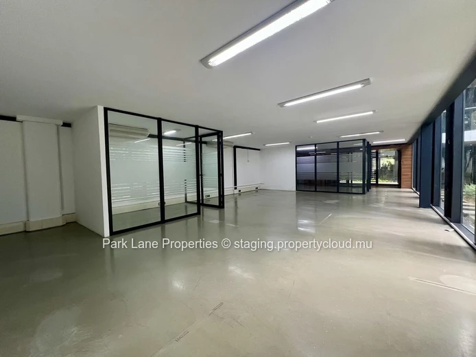 Modern office space in Phoenix – ground floor + mezzanine – strategic location & green surroundings