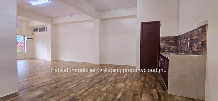 A louer : Bureau non meublé de 128 m² avec 5 places de parking, situé au rez-de-chaussée à Floréal