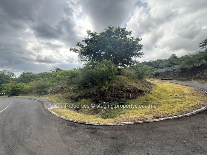 Rare terrain résidentiel d'un arpent à vendre au sein du Domaine de Palmyre à Petite Rivière Noire - Rs 30M.