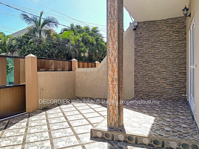 House on 3 levels with roof terrace