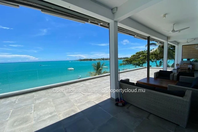 Penthouse pieds dans l'eau, 4 chambres, 4 salles de bain, piscine, vue sur la mer. Grand Baie. Marché local uniquement