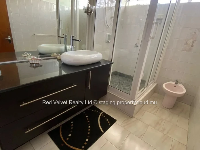  Family house of 6 bedrooms for Sale in Quatre Bornes !