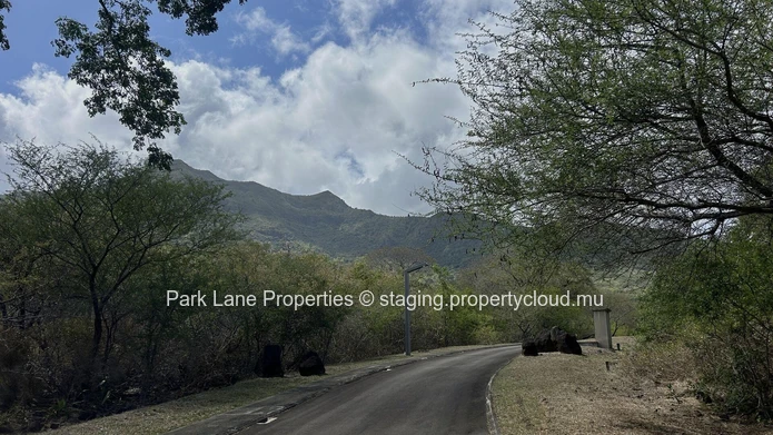 Terrain de 1,696 m² dans le domaine clos de Domaine de Palmyre avec une vue imprenable sur la montagne