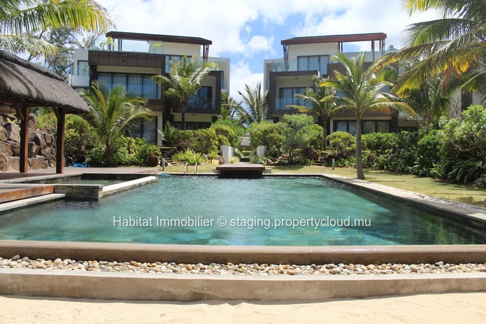 To rent - Stunning beachfront penthouse, furnished and equipped, of 150 m² located in a residence in Belle Mare 