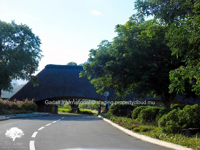 Eco Native Lodge Villa : villa de luxe avec piscine à Rivière Noire