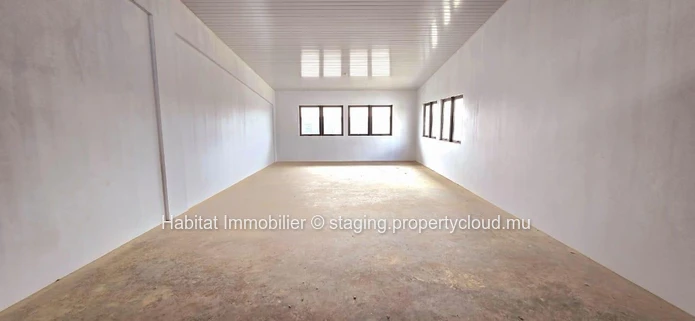 Unfurnished office of 80m2 + a mezzanine of 17m2, located in a newly built Business Park in Calebasses