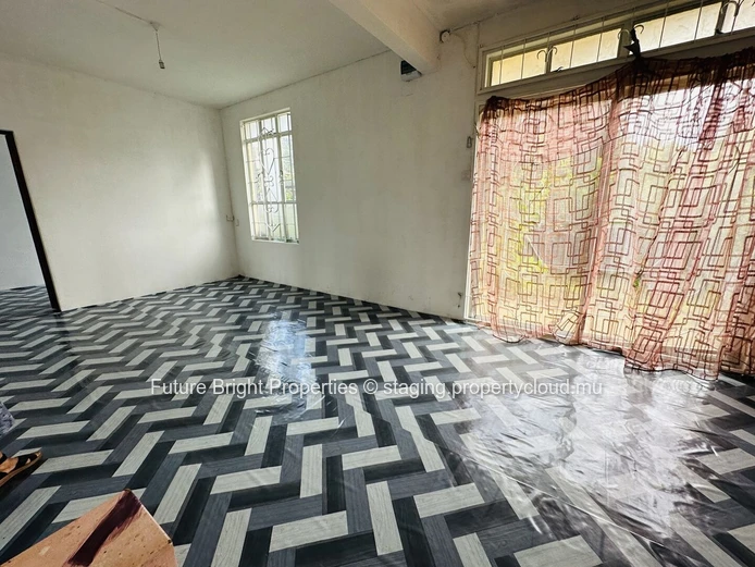 À vendre : Maison de 3 étages avec 6 chambres, idéale pour un investissement.