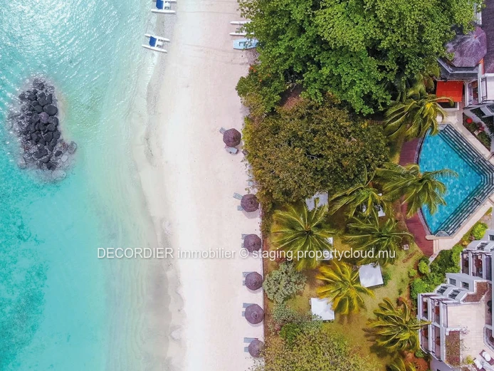 Penthouse with beach access and hotel services, accessible to foreigners.