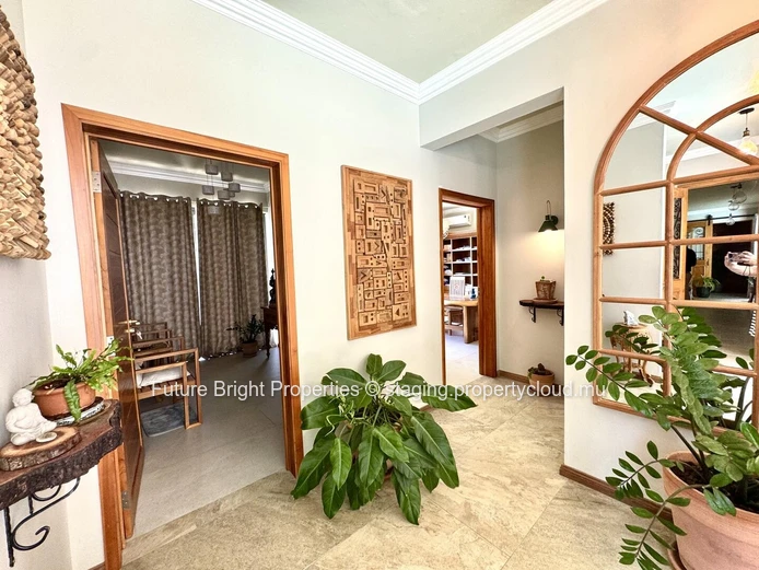 A Sanctuary of Serenity in the Heart of an Enchanting Domaine: An Elegant Haven Embracing Authentic Nature