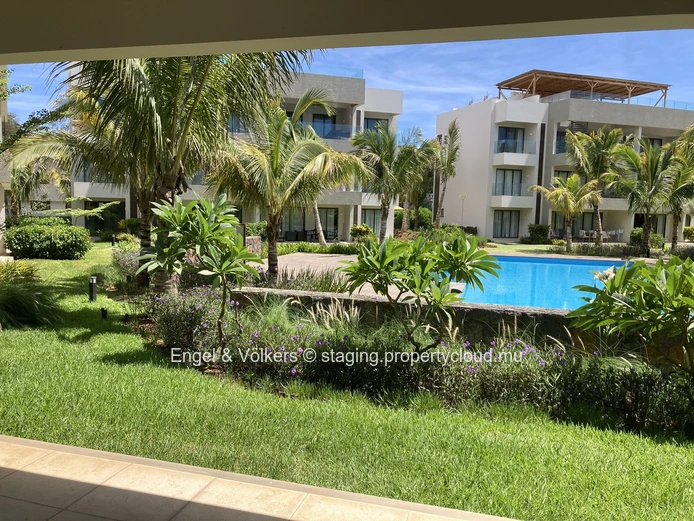 Exquisite Ground-Floor Apartment Steps from the Beach