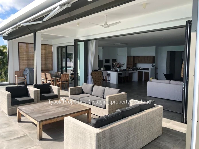 Prestigious Beachfront Penthouse with Breathtaking Bay Views – Grand Baie