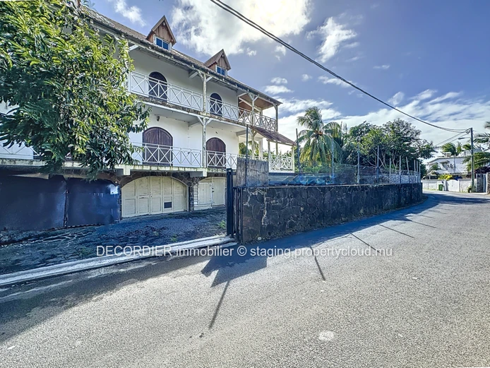 Colonial house to renovate with sea view on the top floor (Sole Mandate)
