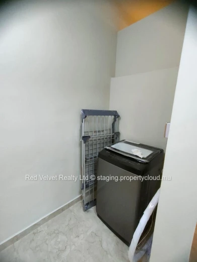 Elegant 4-Bedroom House for Rent in Ébène 