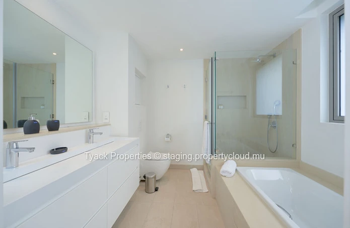 Apartment with Exceptional Lagoon Access