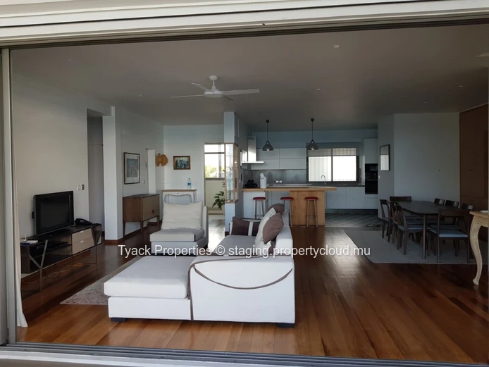 Penthouse avec Vue Mer à Vendre à Roches Noires – Accès Ascenseur Privé