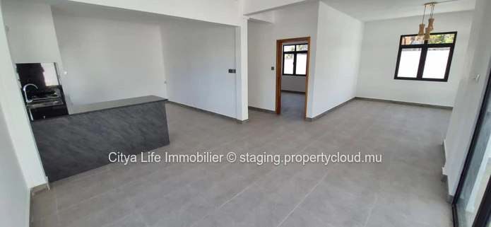 Maison à vendre à Grand Gaube, 250m², terrain de 520m², 4 chambres, piscine privée. Prix : Rs.