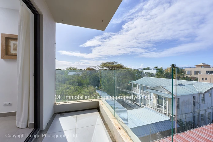 Appartement R+2 à vendre à PEREYBERE, Grand Baie, 120m², 2 chambres, piscine commune, parking gardé, meublé, 295 000 €.