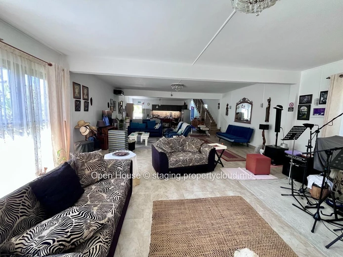 MAURITIAN VILLA in Grand Baie, 300m² living space, 353m² land, 3 bedrooms, office, garden, parking, close to schools,...
